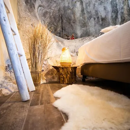 La Grotte לינה וארוחת בוקר